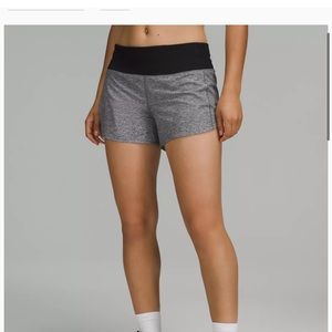 Lululemon Speed Up Mid Rise Short in grey/black 4inch
